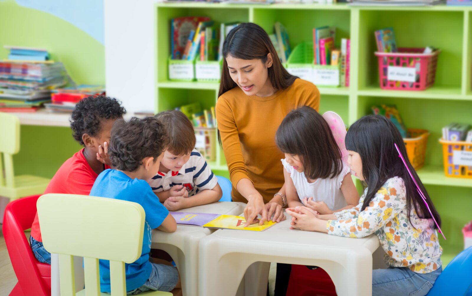 Erzieherin liest Kindern vor