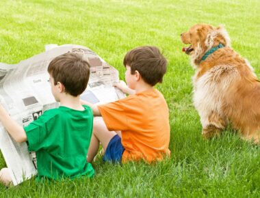 Zwei Kinder mit Zeitung