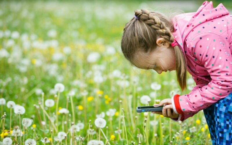 Kind mit Smartphone